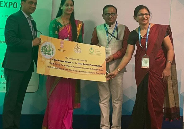 Receiving award at 9th worlds congress (1)